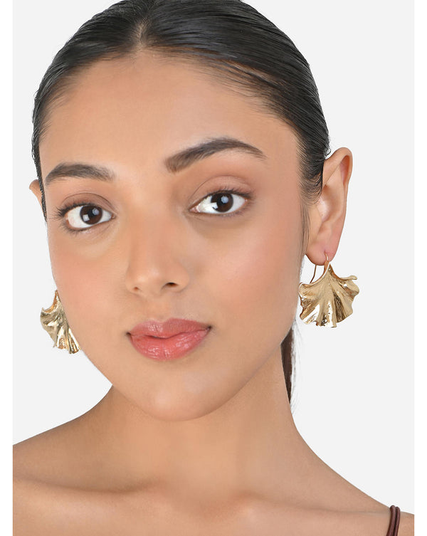 Gold shell-shaped earrings