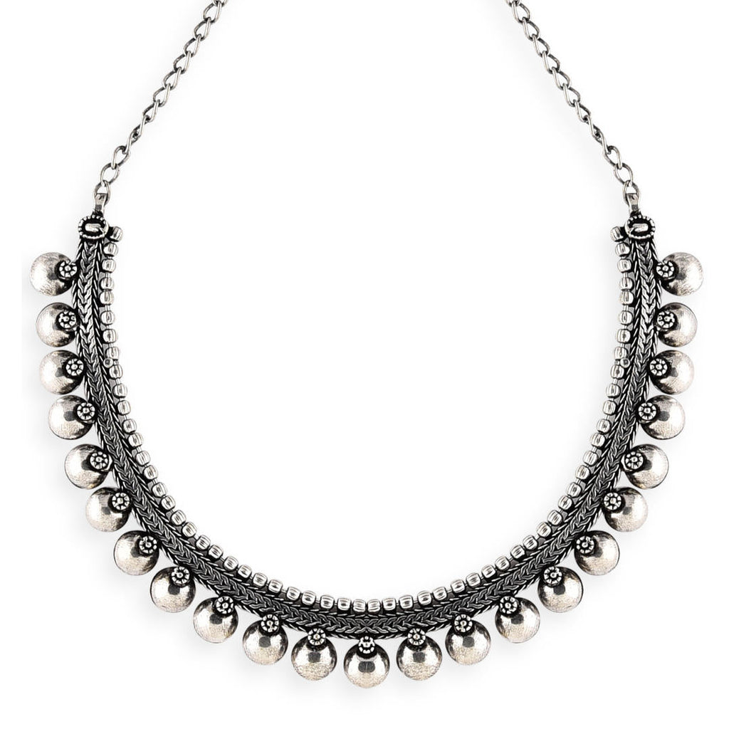 fida's silver choker necklace with a chain design.