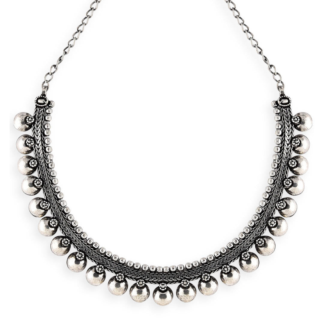 fida's silver choker necklace with a chain design.