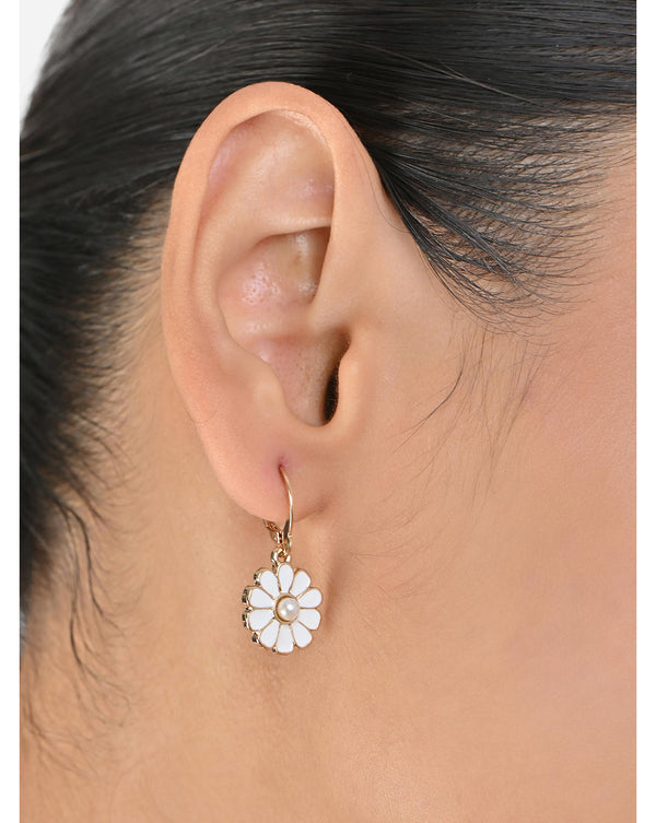 Rose gold flower-shaped earrings with a central pearl 
