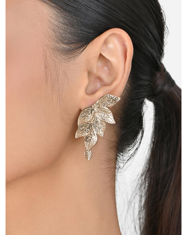 A woman wearing gold-plated floral drop earrings from Toniq.